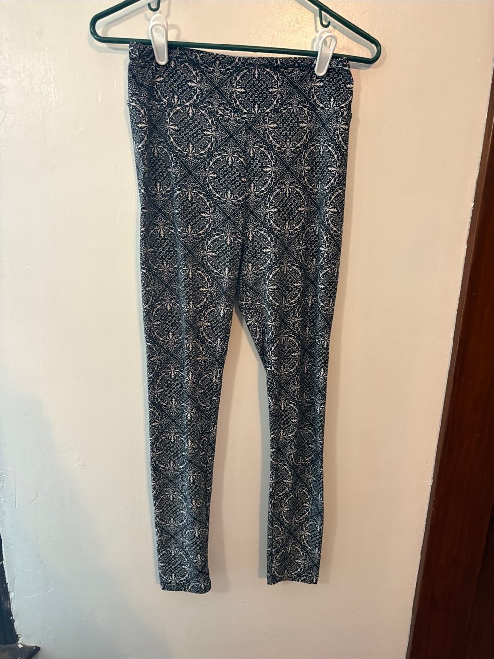 LuLaRoe Black Patterned Leggings - Stretchy Comfort